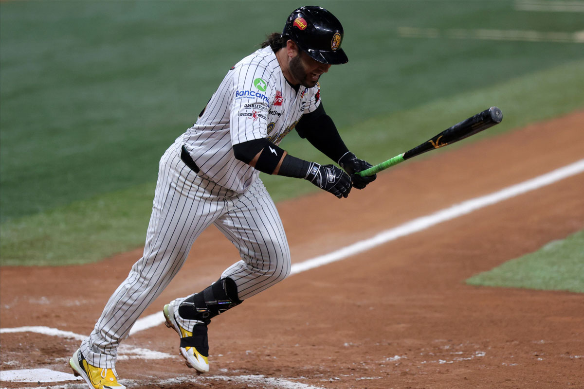 Eugenio Suárez tuvo otra jornada histórica para guiar el triunfo de Leones